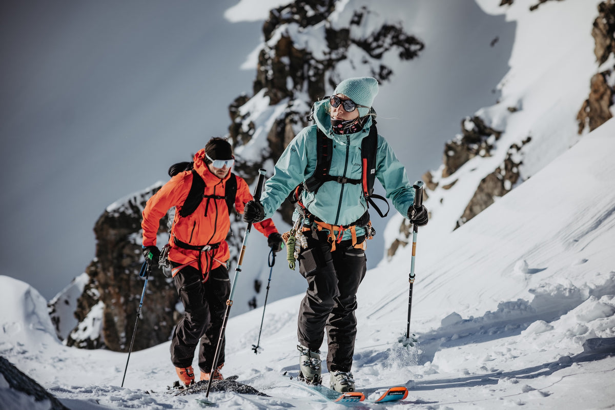 To skiløperer på topptur med Hagan ski